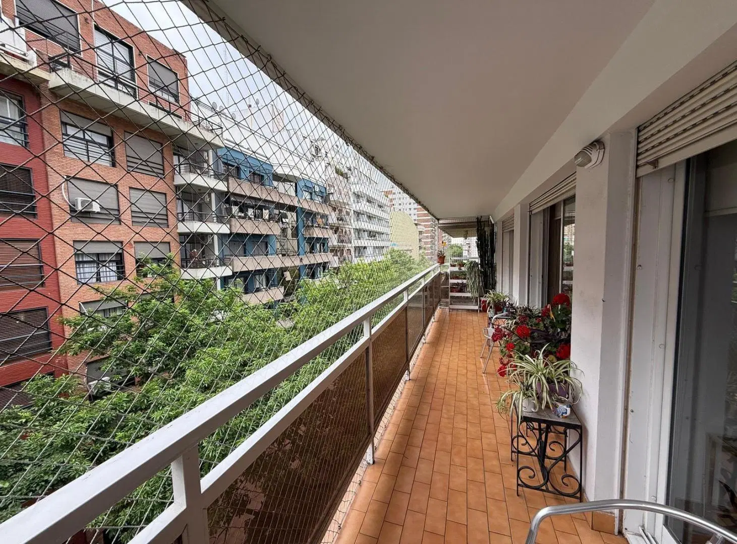 VENTA DEPARTAMENTO EN LAS CAÑITAS.3 DORMITORIOS,BALCÓN. COCHERA FIJA Y BAULERA 1