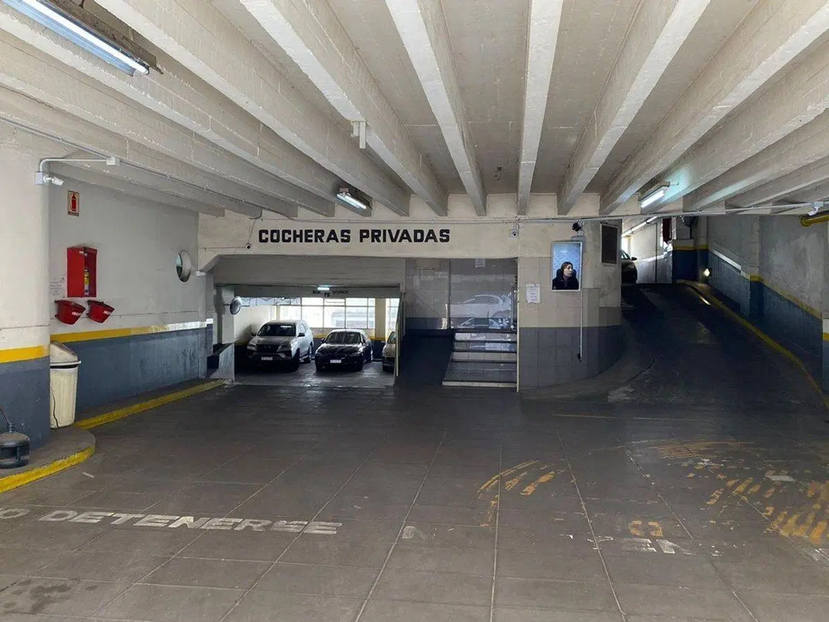 ¡Gran inversión! Cochera en Larrea al 1400 2