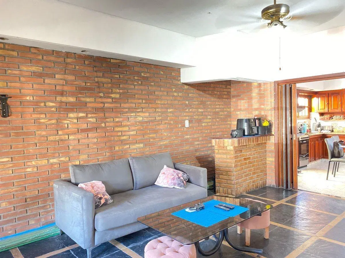 VENTA CASA C/ QUINCHO Y PATIO A METROS DE AV MITRE 5