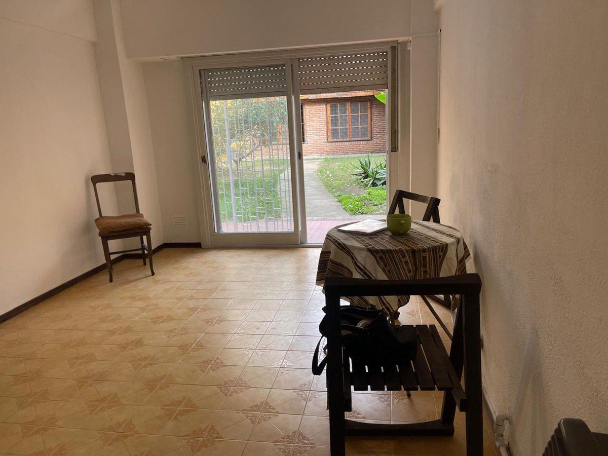 Venta 2 Ambientes Venezuela 2100 Jardin y quincho