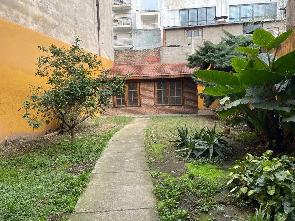 Venta 2 Ambientes  Venezuela 2100 Jardin y quincho 3