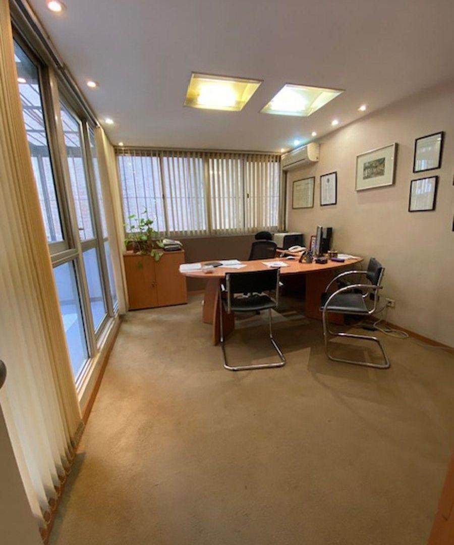 VENTA MUY BUENA OFICINA CON 5 DESPACHOS Y PATIO