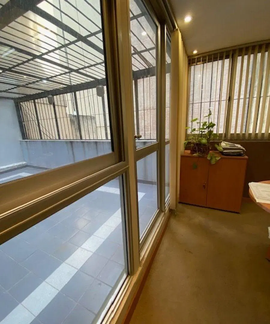VENTA MUY BUENA OFICINA CON 5 DESPACHOS Y PATIO 8
