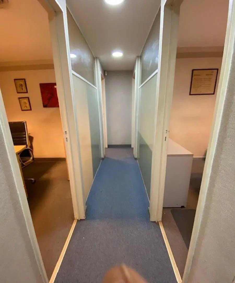 VENTA MUY BUENA OFICINA CON 5 DESPACHOS Y PATIO 5