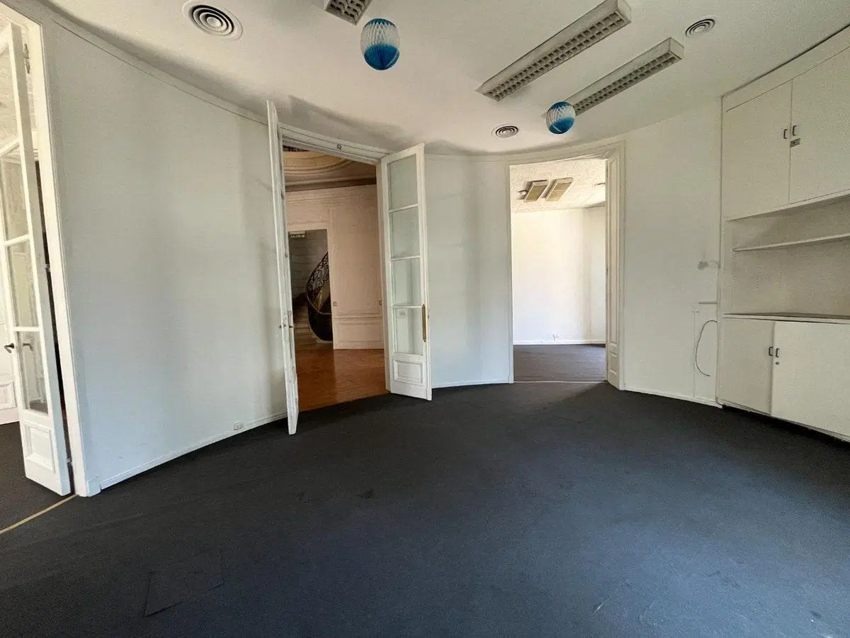 EDIFICIO ÚNICO EN ESQUINA P/ OFICINA O DESARROLLO 5