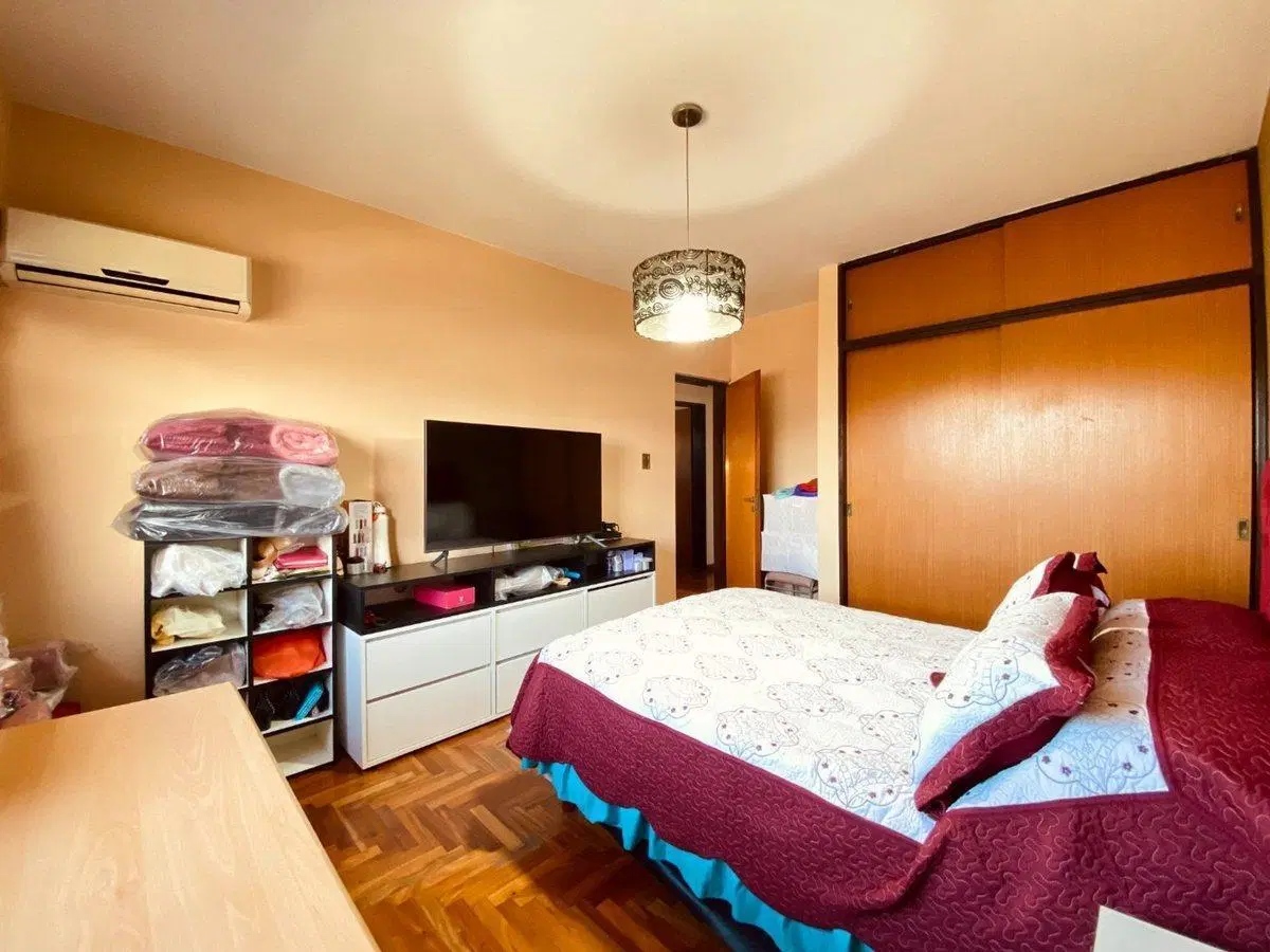 VENTA CASA 4 DORMITORIOS CON PARQUE Y 3 COCHERAS 4