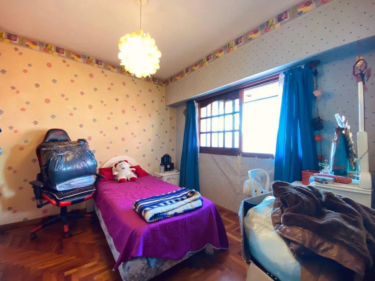 VENTA CASA 4 DORMITORIOS CON PARQUE Y 3 COCHERAS 3