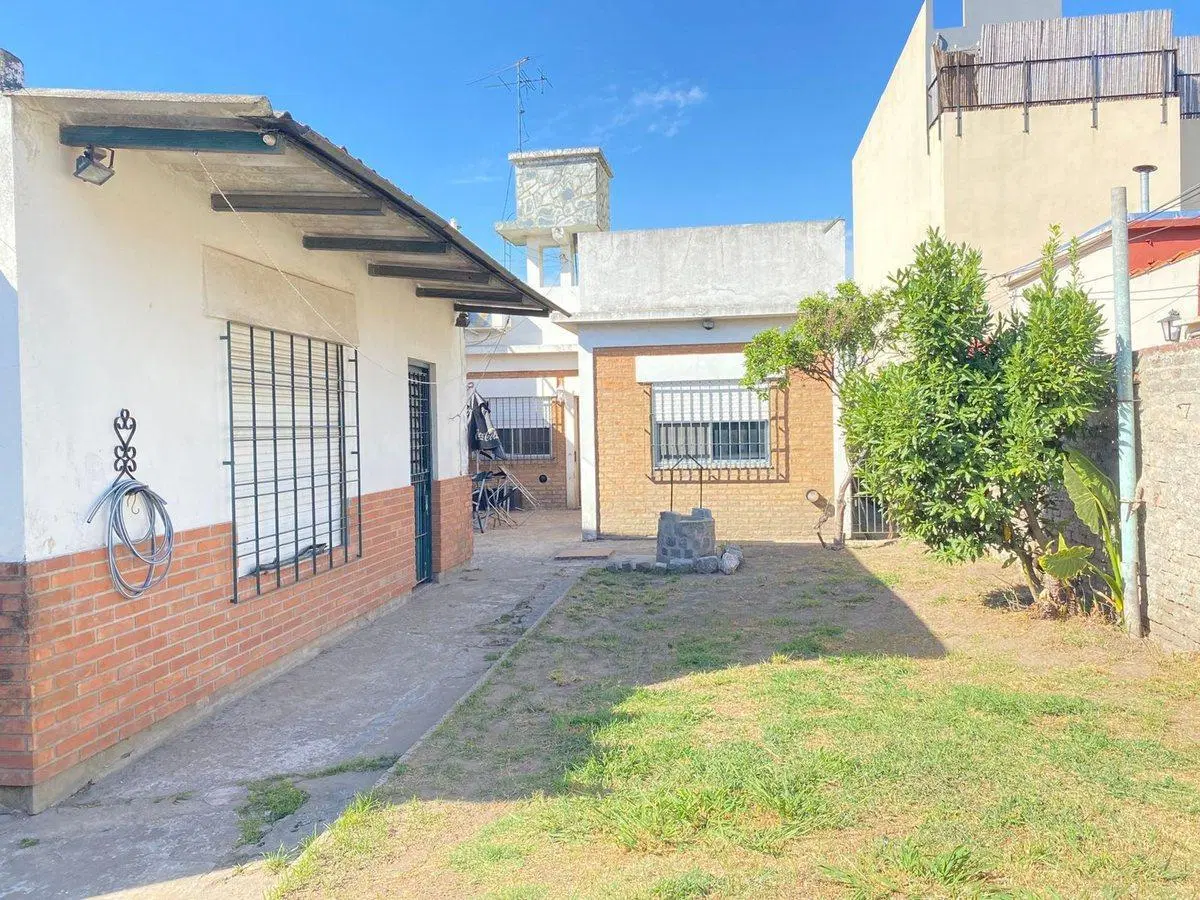 VENTA CASA C/ QUINCHO Y PATIO A METROS DE AV MITRE 3