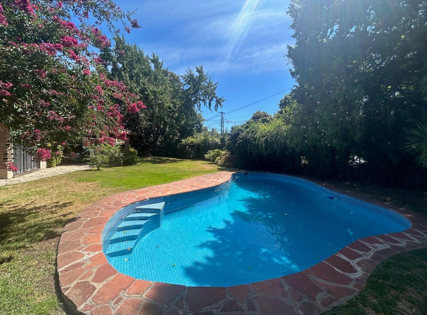 Foto de LINDISIMA CASA EN ESQUINA CON GRAN JARDÍN Y PILETA, imagen 1