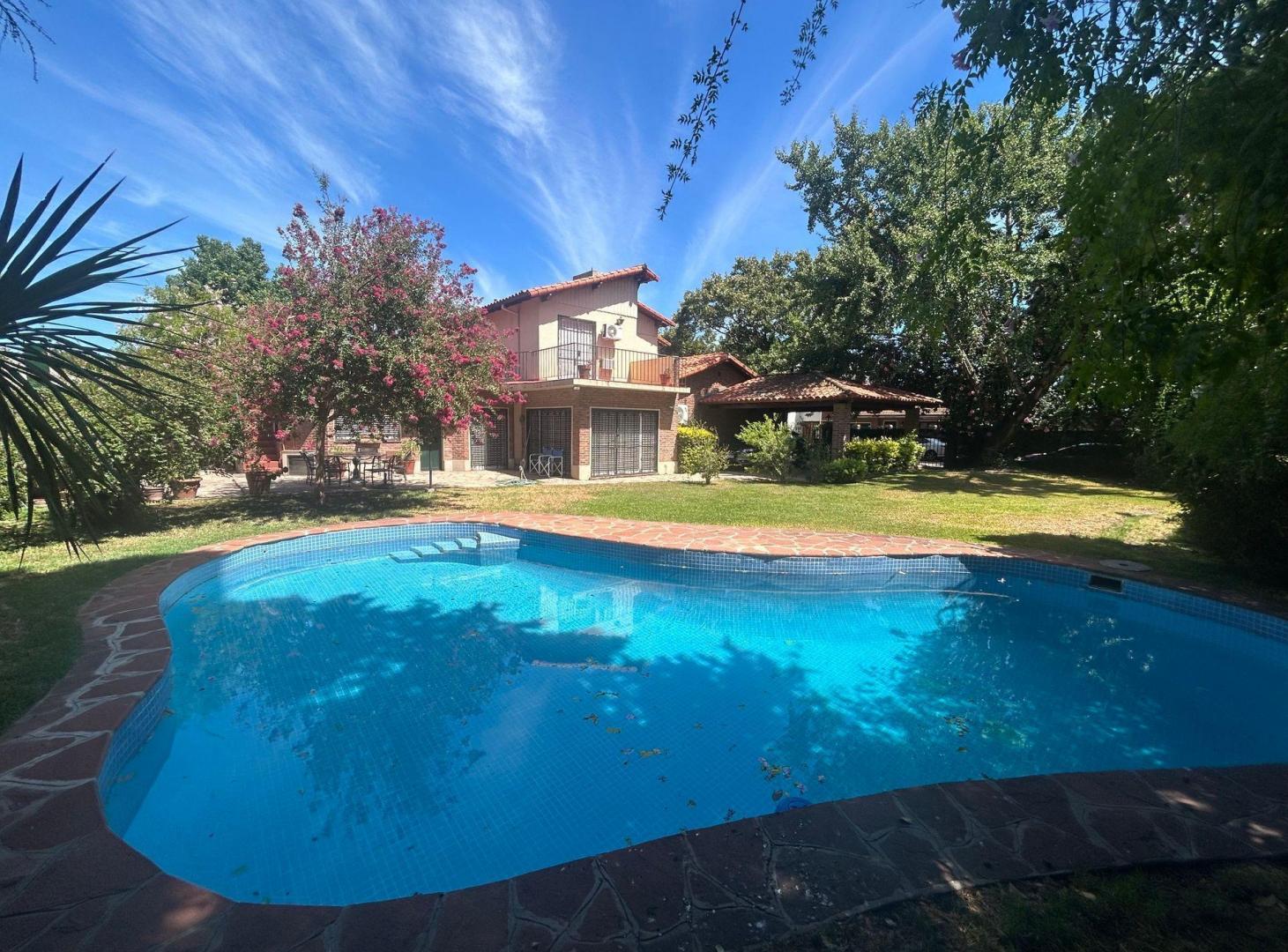 Foto de LINDISIMA CASA EN ESQUINA CON GRAN JARDÍN Y PILETA, imagen 3