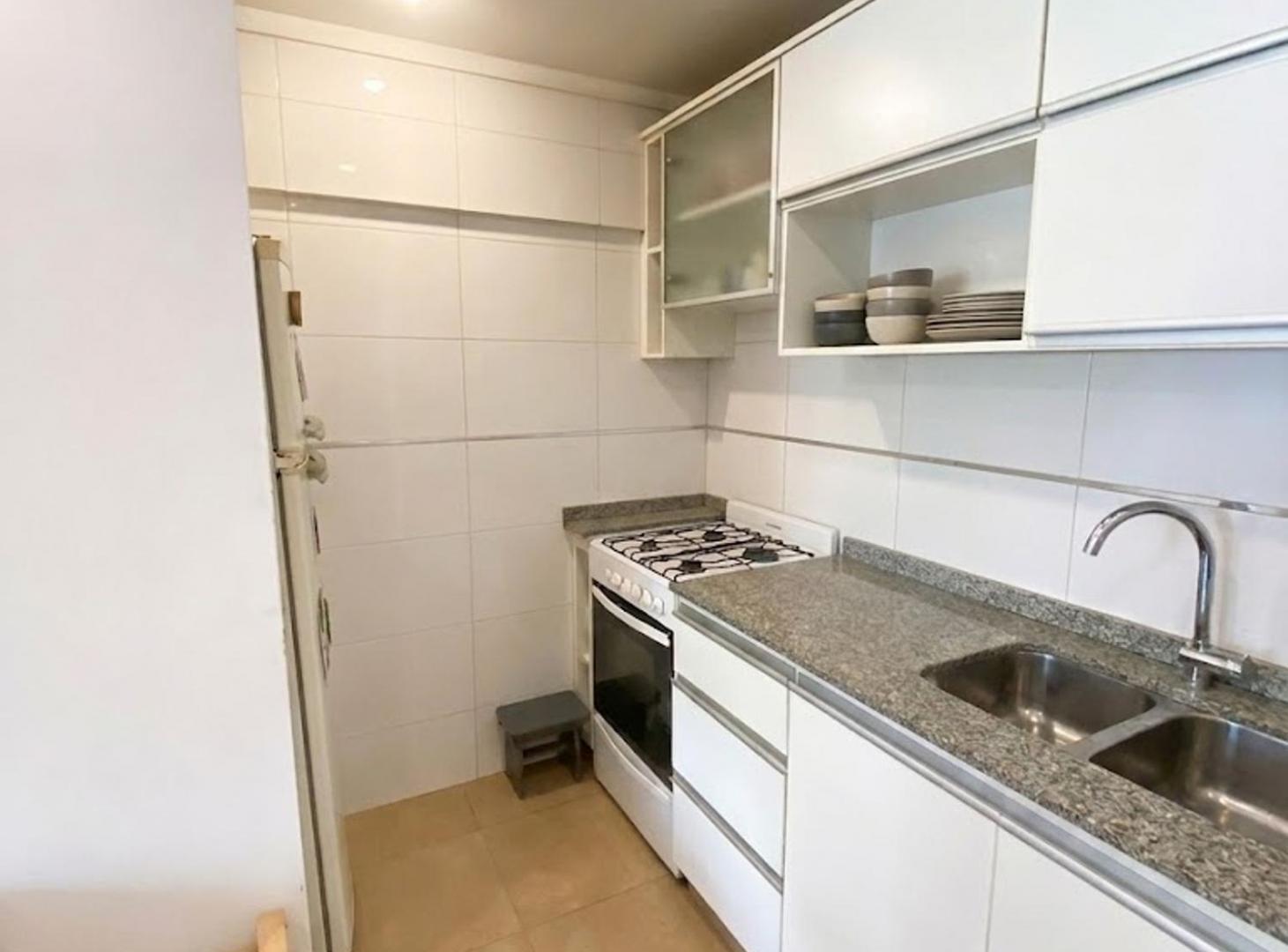 Foto de Monoambiente con balcón, cochera y vista abierta, imagen 5