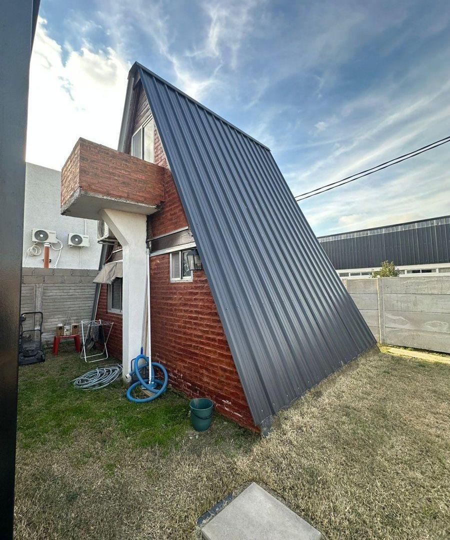 Foto de CASA ALPINA CON QUINCHO CERRADO Y PILETA, imagen 1