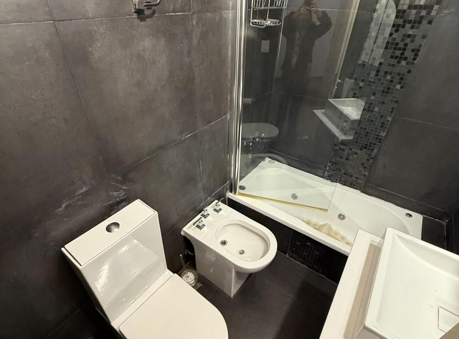 Foto de VENTA DEPTO 2 AMB EXC ESTADO C/PATIO EN RECOLETA, imagen 2