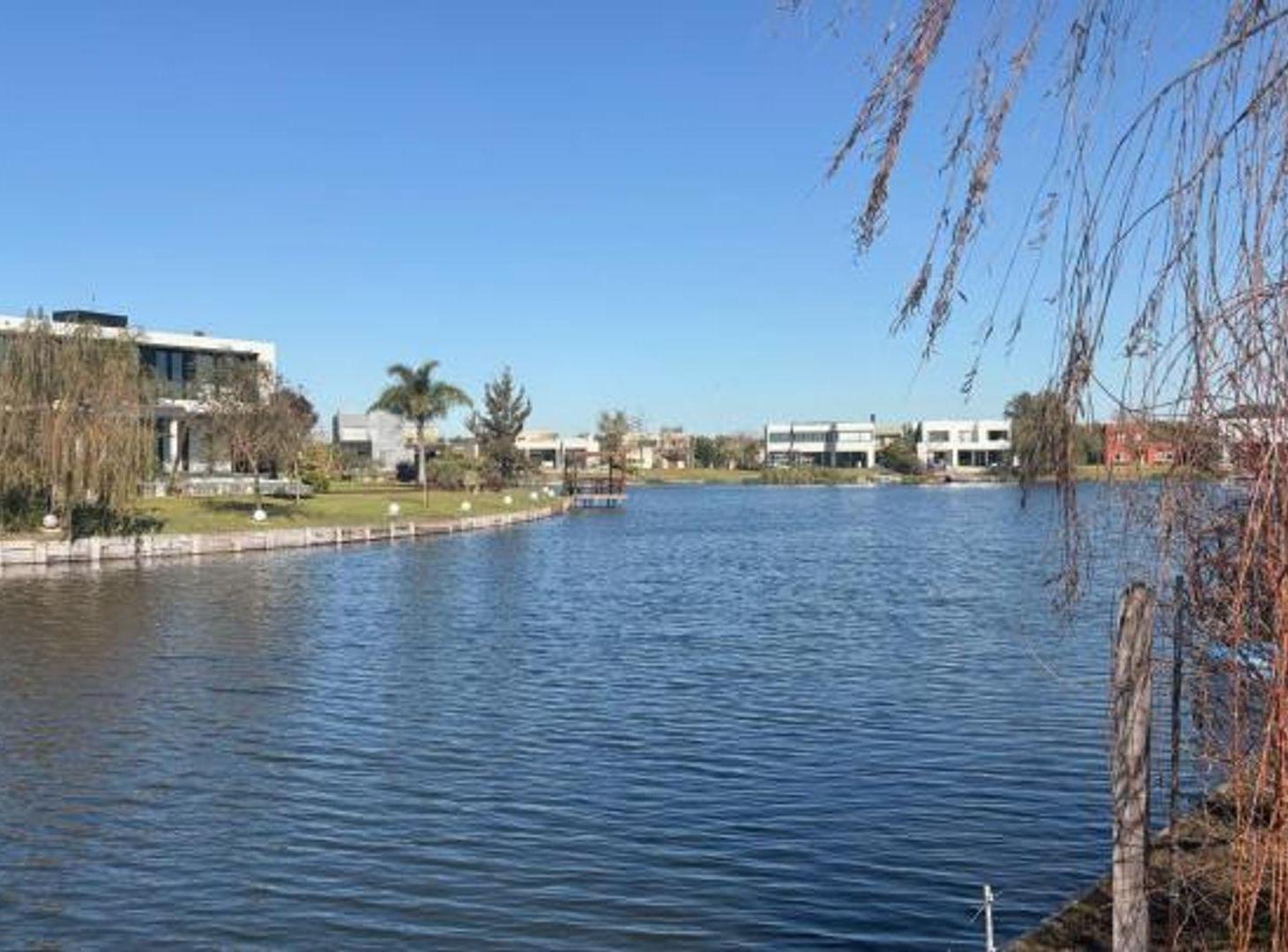 Foto de Lote 879 m² con Frente Amplio a Laguna Principal, imagen 1