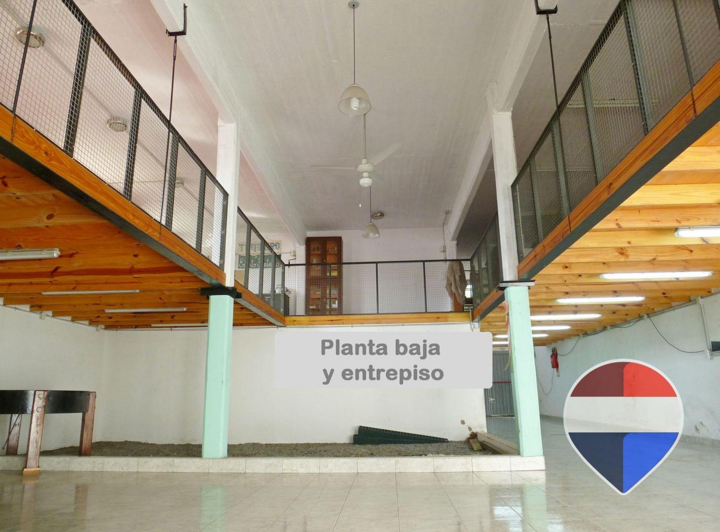 Foto de VENTA LOCAL + Depto Coch DEPOSITO Parque PILETA, imagen 2