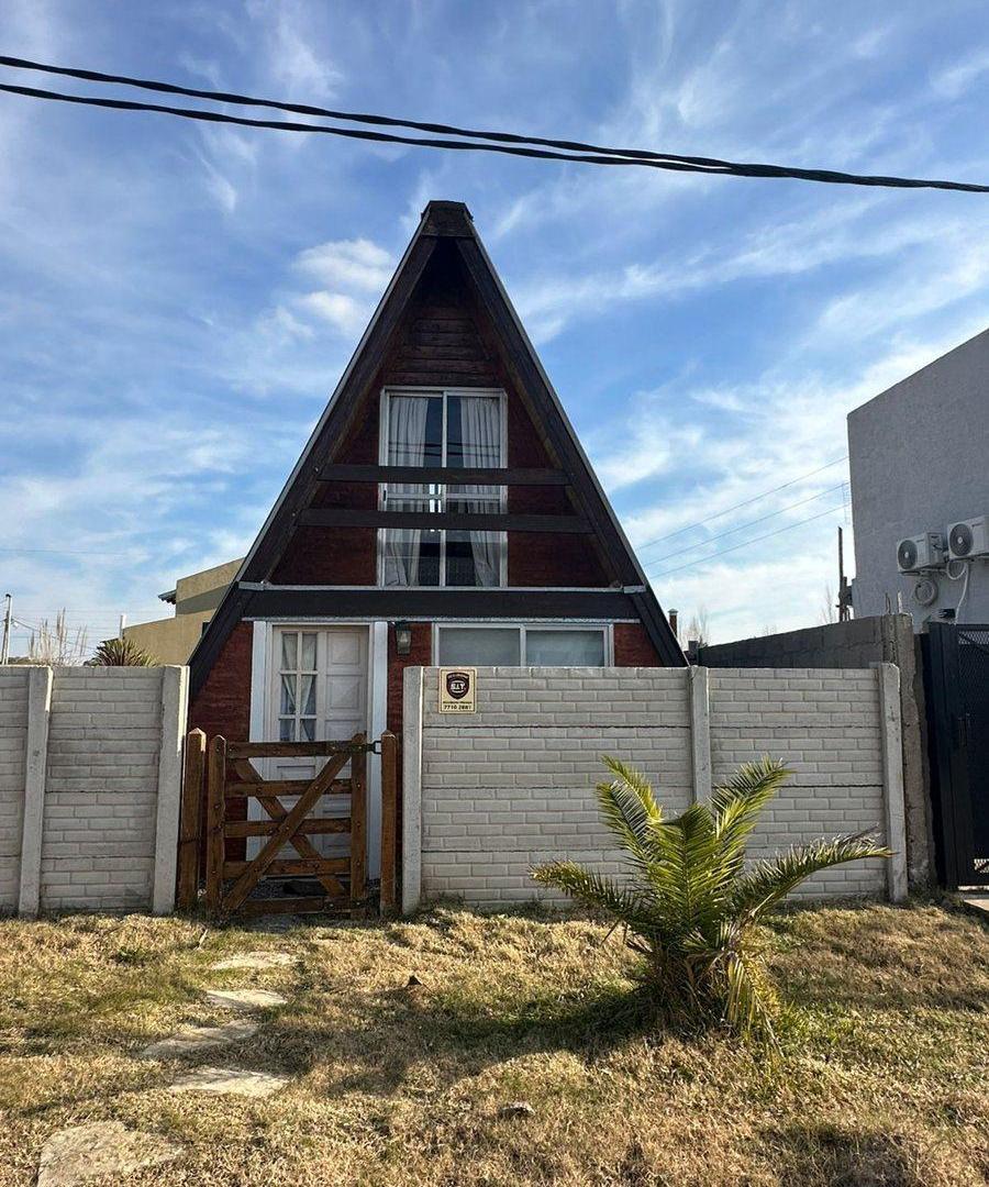 Foto de CASA ALPINA CON QUINCHO CERRADO Y PILETA, imagen 1