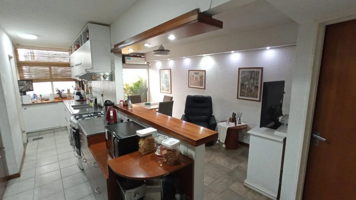 Casa en venta-Abasto 3 dormitorios y cochera. 2
