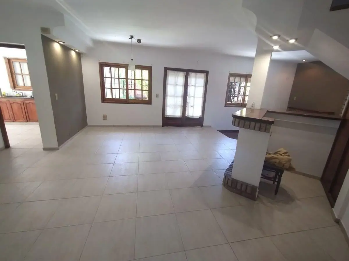 CASA EN VENTA 3 DORMITORIOS 2 COCHERAS PILETA 3