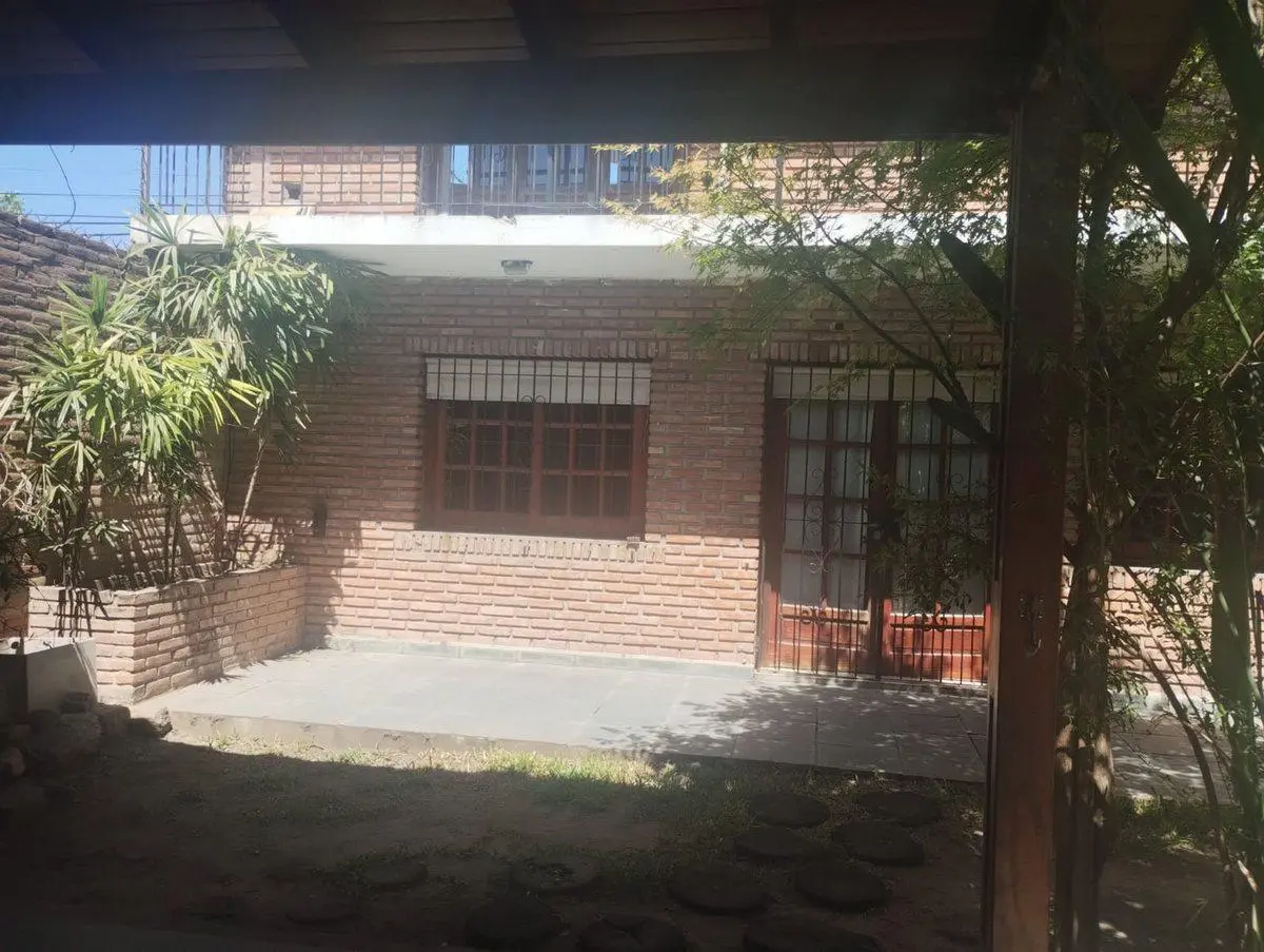 CASA EN VENTA 3 DORMITORIOS 2 COCHERAS PILETA 8