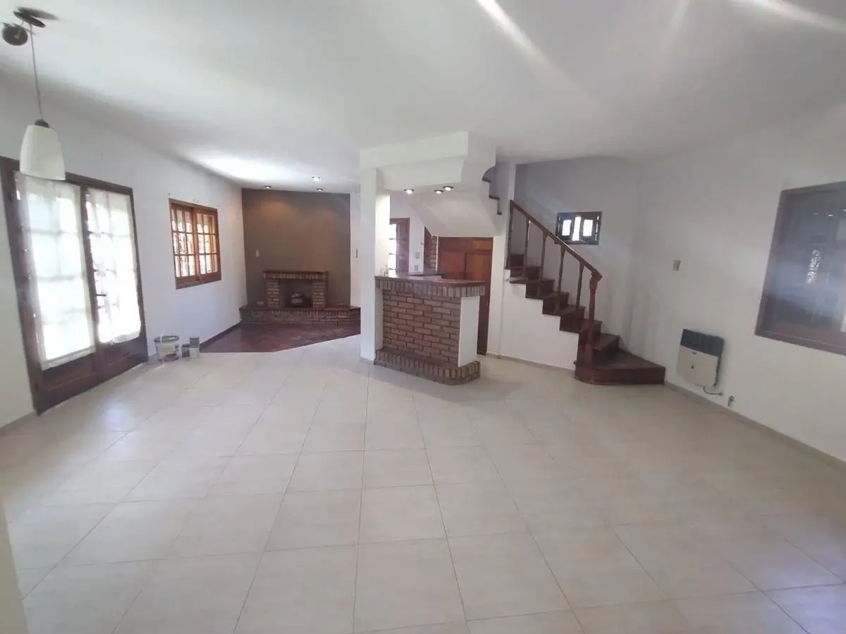 CASA EN VENTA 3 DORMITORIOS 2 COCHERAS PILETA 2