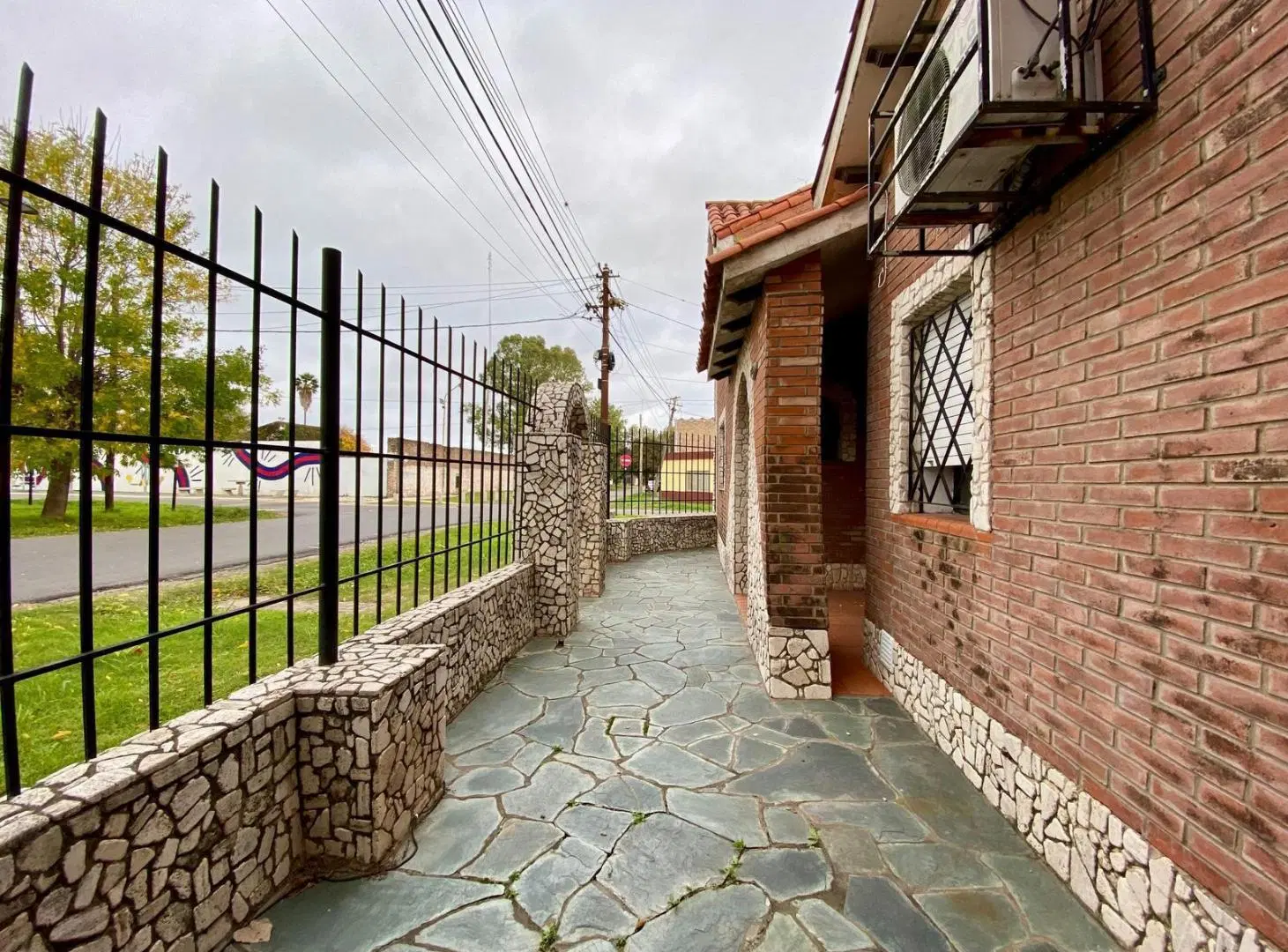 Venta casa de dos dormitorios con cochera y patio, barrio Alberdi 2