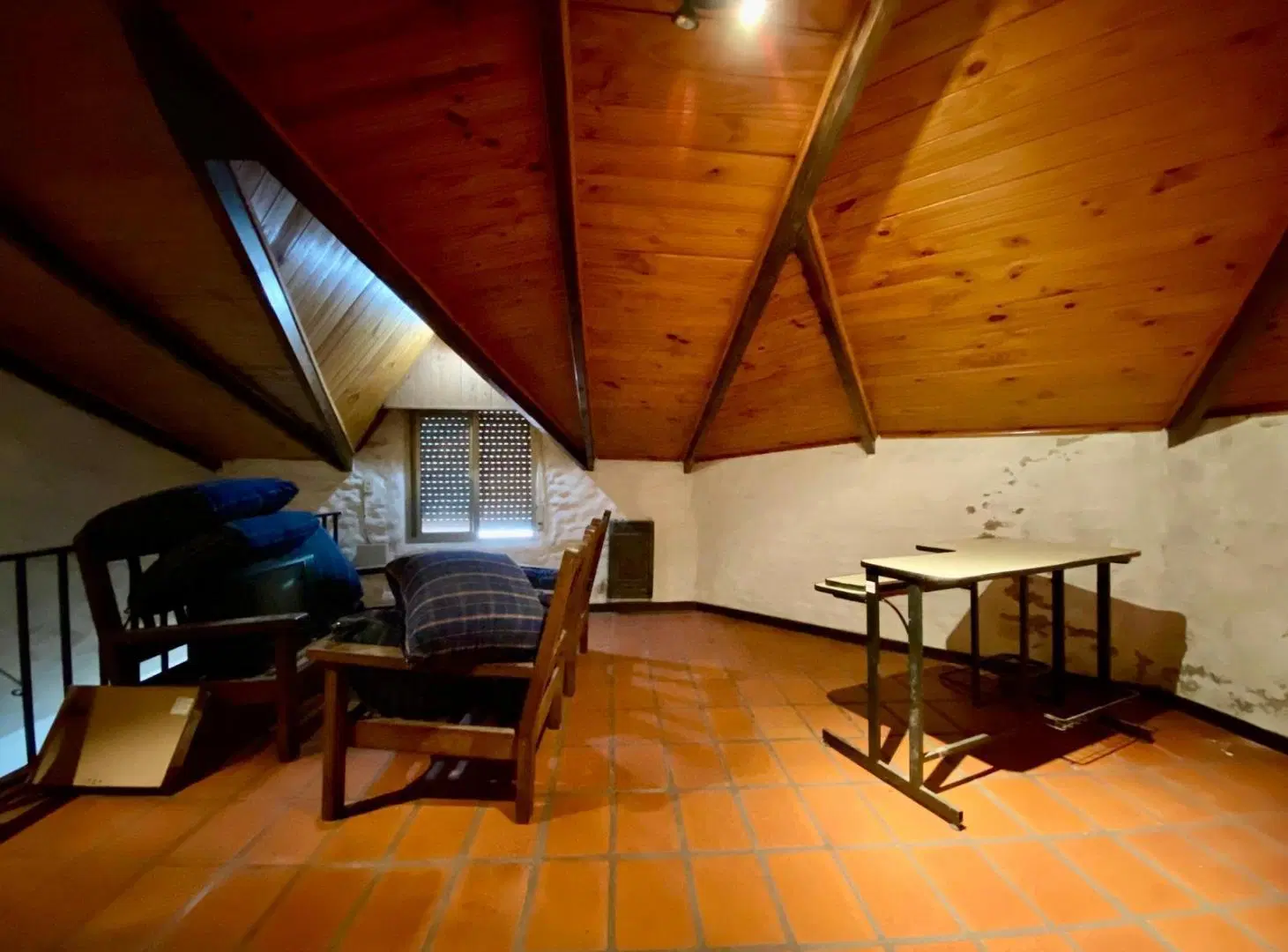 Venta casa de dos dormitorios con cochera y patio, barrio Alberdi 3