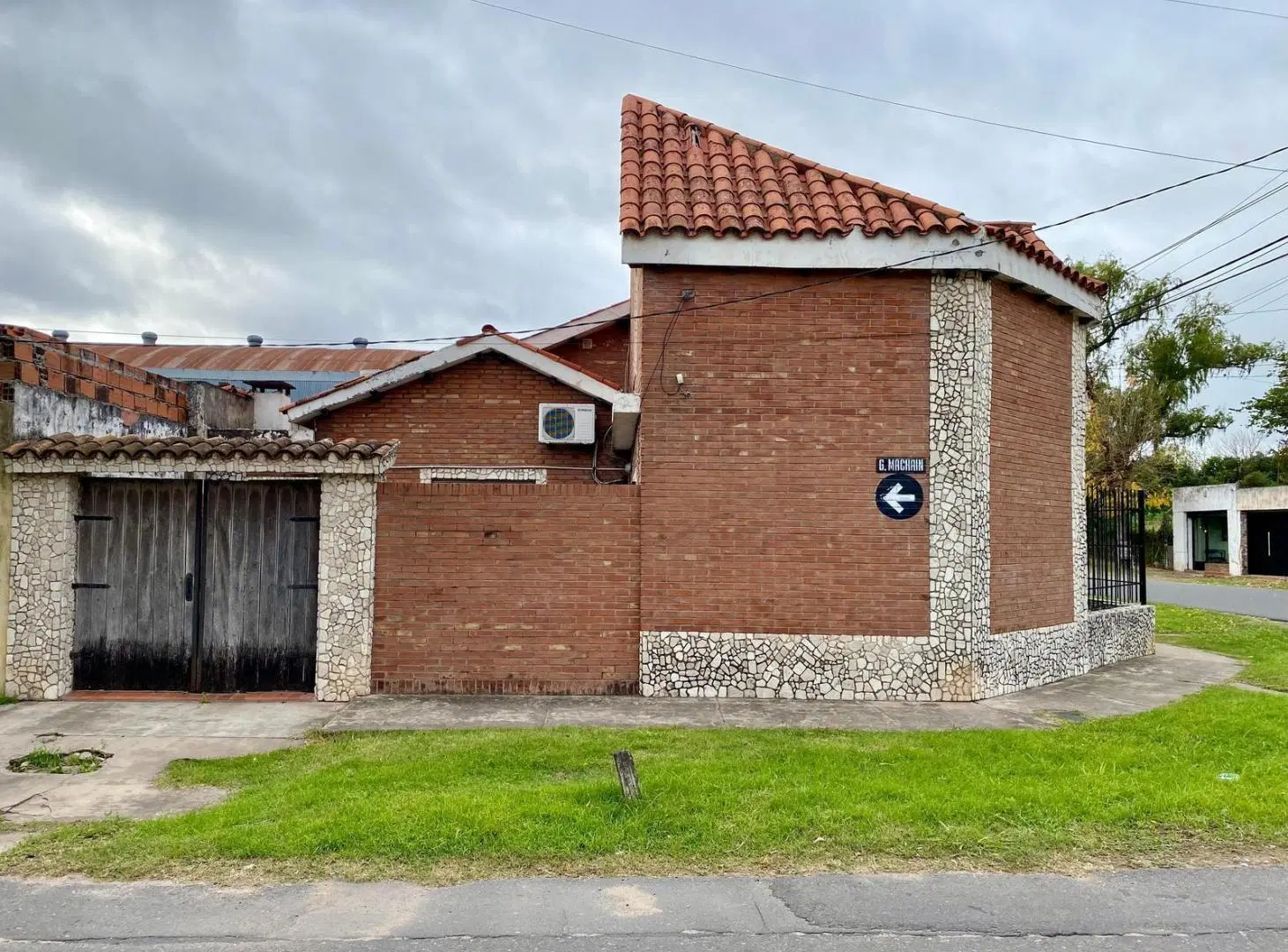 Venta casa de dos dormitorios con cochera y patio, barrio Alberdi 5