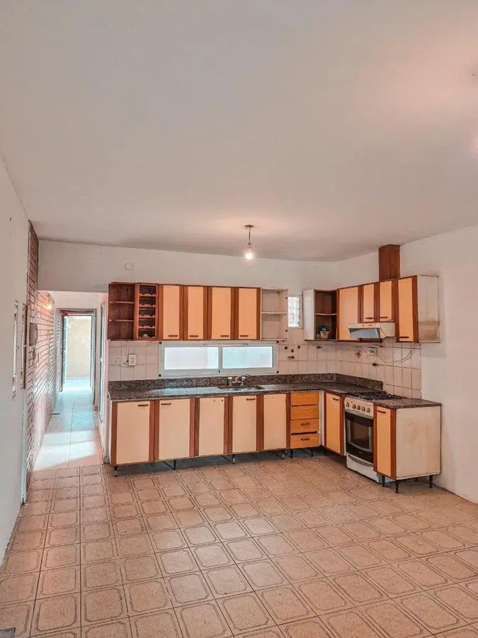 VENTA | PERMUTA - CASA AL FRENTE 3 DORMITORIOS CON BALCÓN, PATIO Y QUINCHO 2