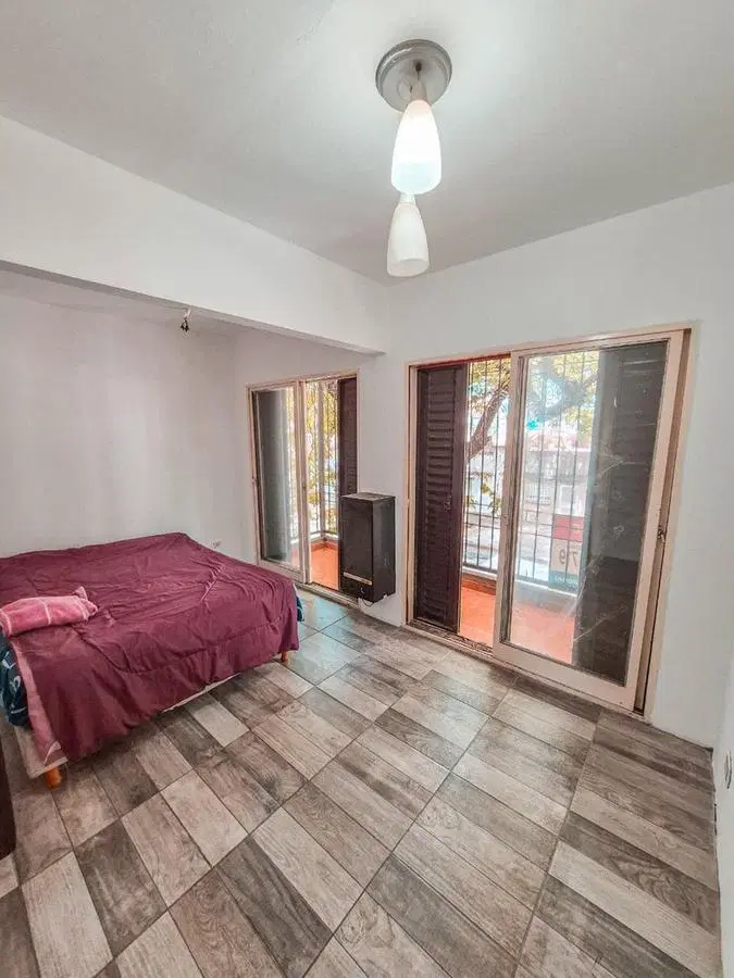 VENTA | PERMUTA - CASA AL FRENTE 3 DORMITORIOS CON BALCÓN, PATIO Y QUINCHO 4