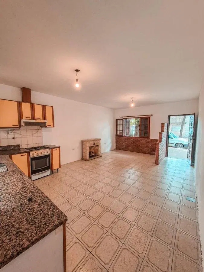 VENTA | PERMUTA - CASA AL FRENTE 3 DORMITORIOS CON BALCÓN, PATIO Y QUINCHO 5