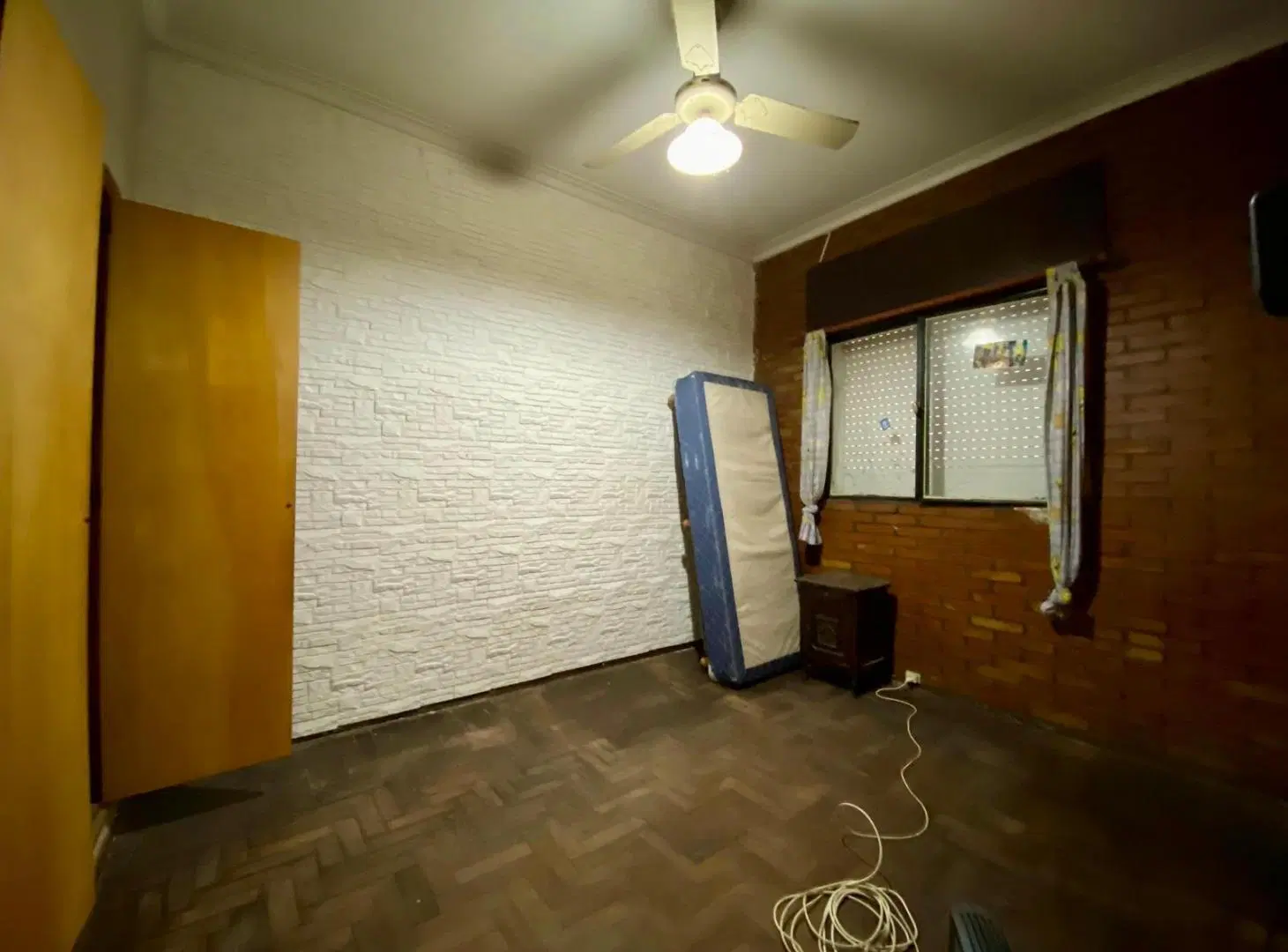 Venta casa de dos dormitorios con cochera y patio, barrio Alberdi 2