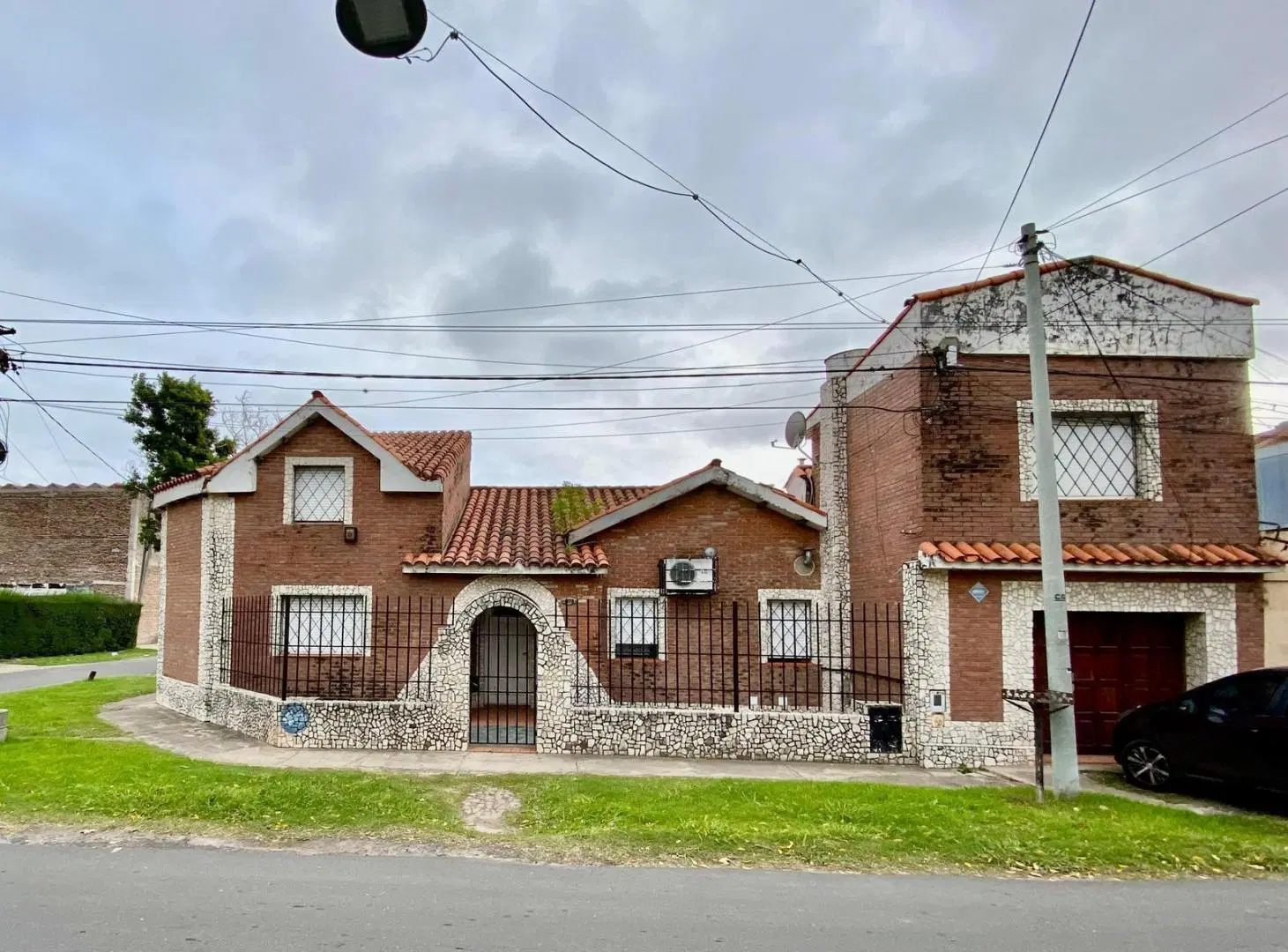 Venta casa de dos dormitorios con cochera y patio, barrio Alberdi 8