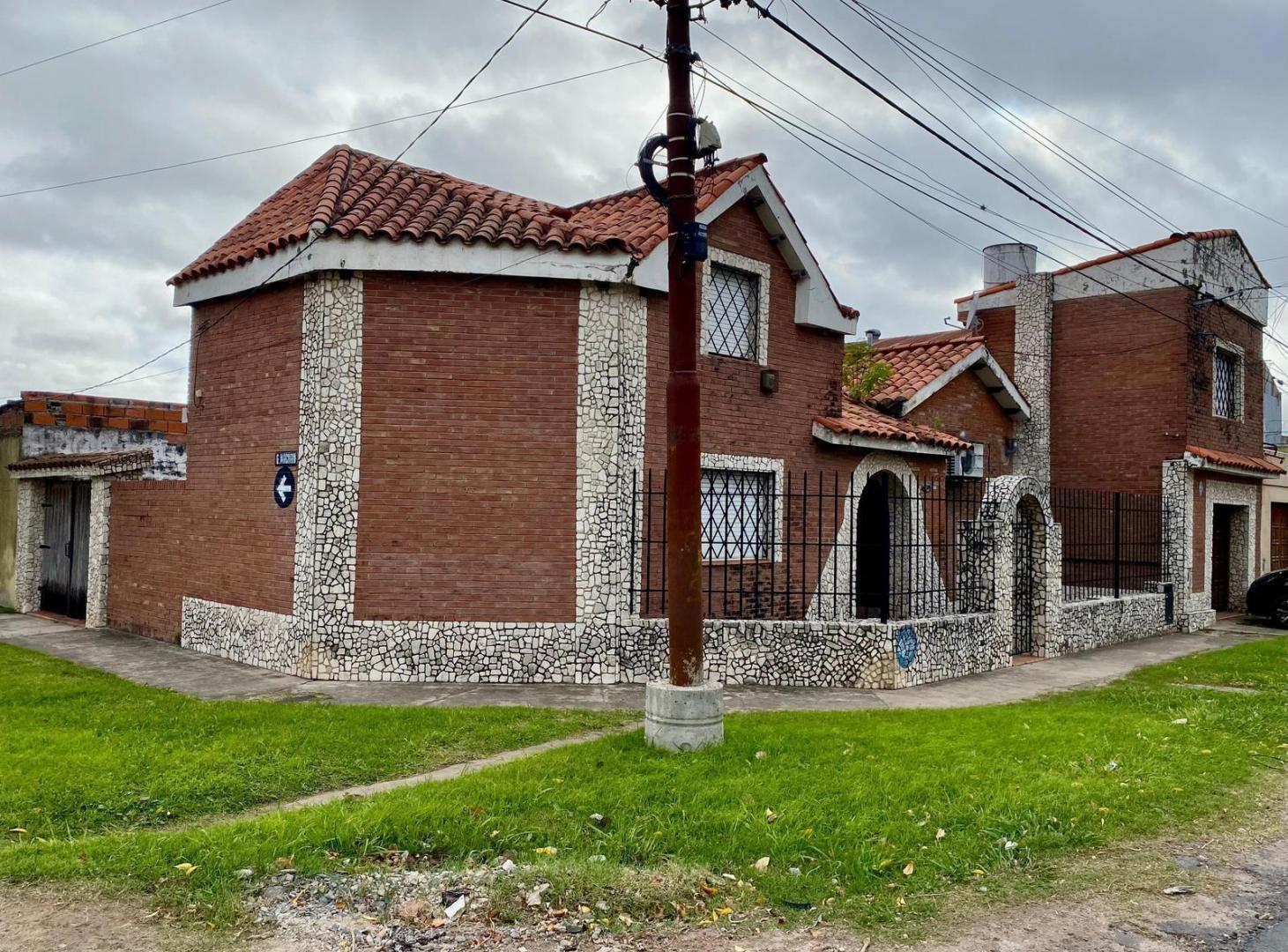 Venta casa de dos dormitorios con cochera y patio, barrio Alberdi