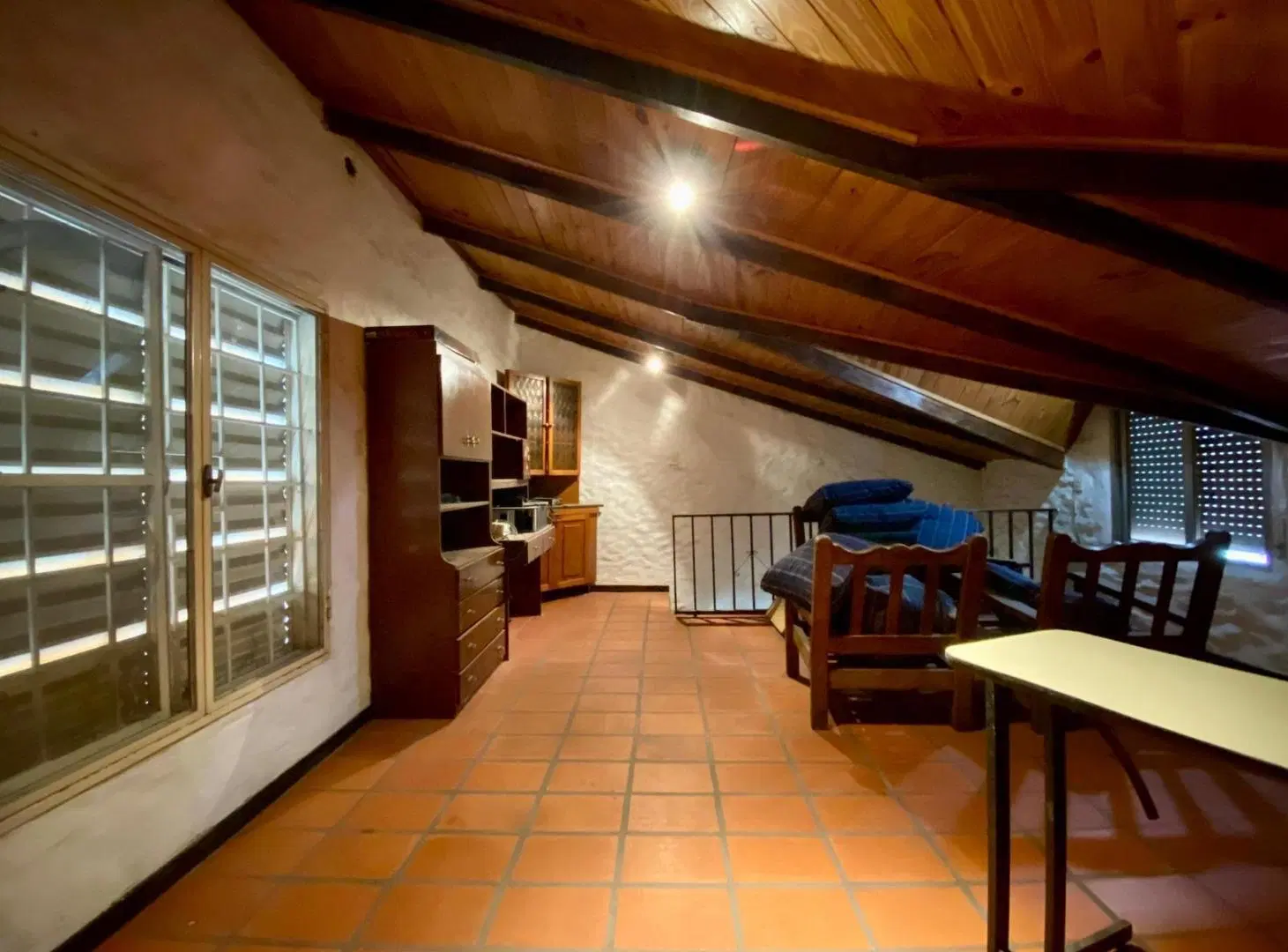 Venta casa de dos dormitorios con cochera y patio, barrio Alberdi 2