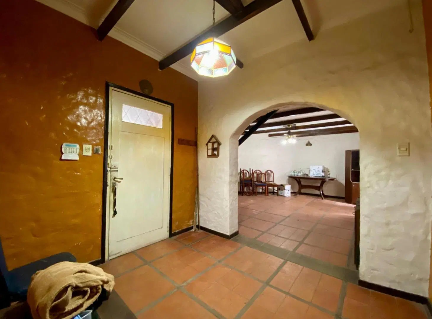 Venta casa de dos dormitorios con cochera y patio, barrio Alberdi 5