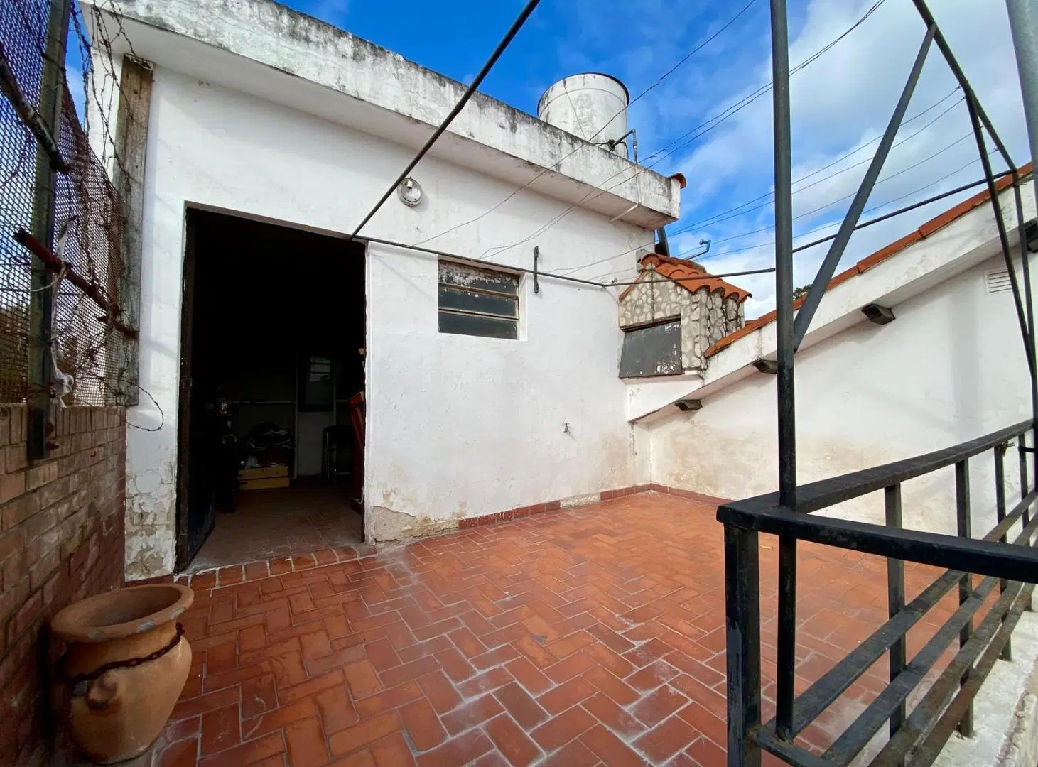 Venta casa de dos dormitorios con cochera y patio, barrio Alberdi 3