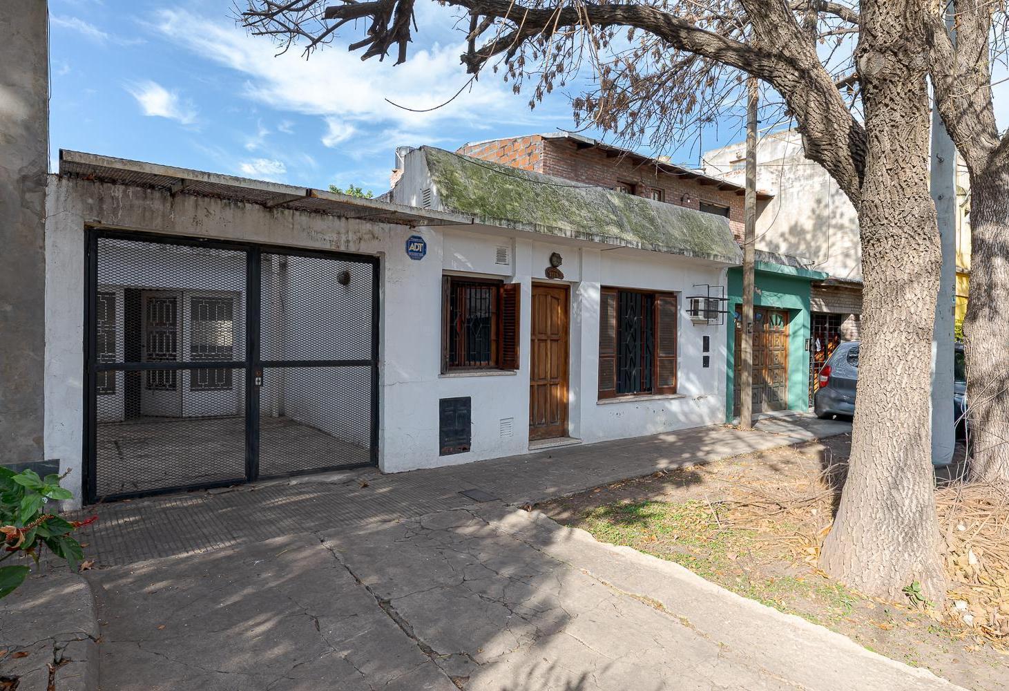 VENTA CASA PARQUE CASADO DOS DORMITORIOS COCHERA Y PATIO