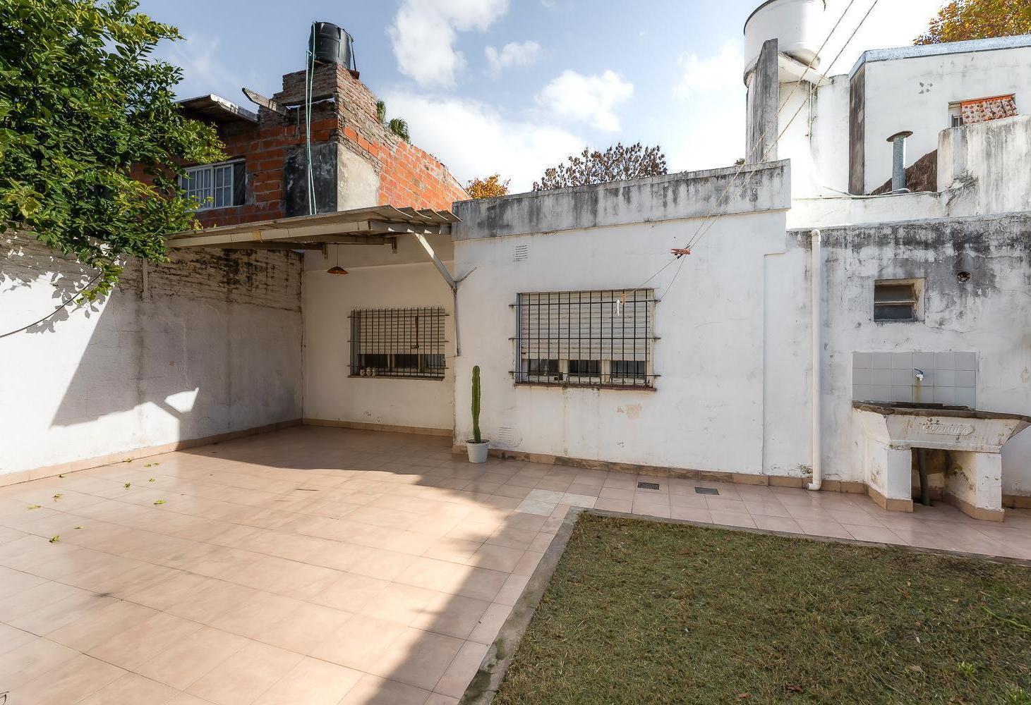 Foto de VENTA CASA PARQUE CASADO DOS DORMITORIOS COCHERA Y PATIO, imagen 3