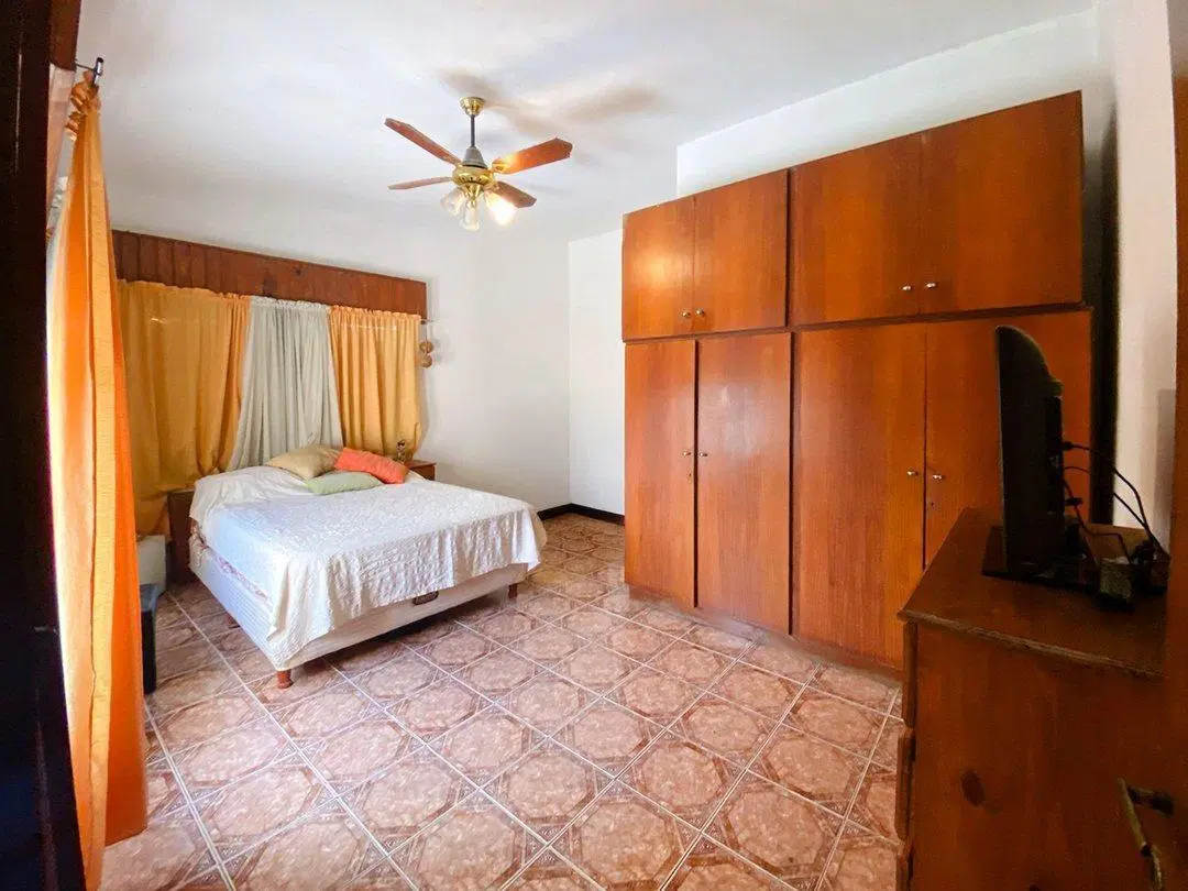 VENTA CASA 4 DORMITORIOS CON JARDIN Y COCHERA - B° MATHEU 3