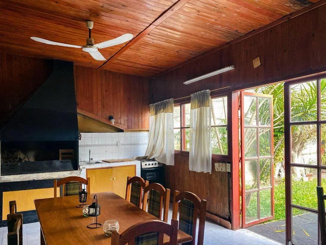 VENTA CASA 4 DORMITORIOS CON JARDIN Y COCHERA - B° MATHEU 5