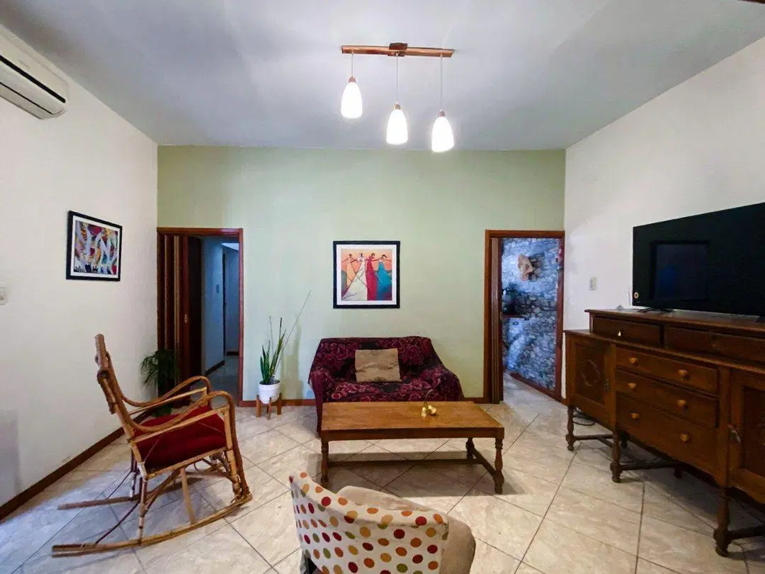 VENTA CASA 4 DORMITORIOS CON JARDIN Y COCHERA - B° MATHEU 2