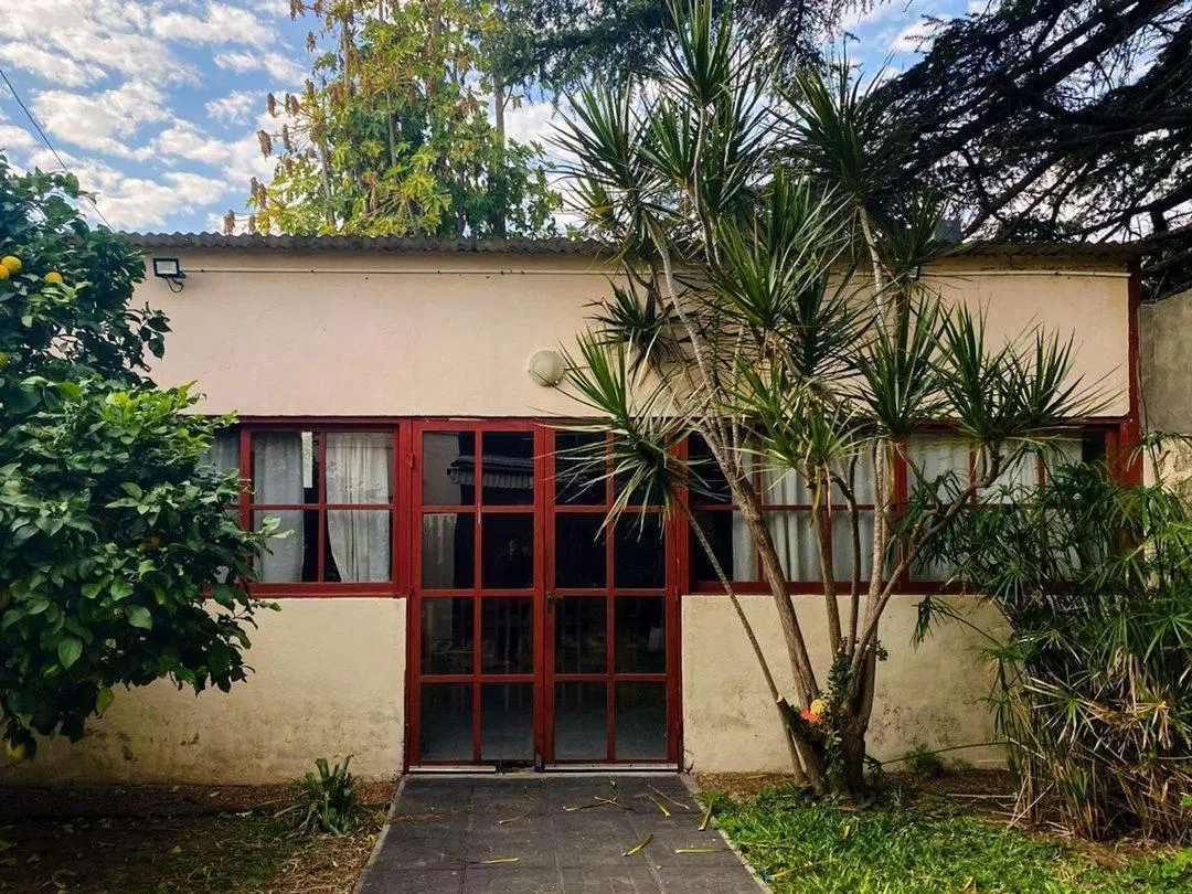 VENTA CASA 4 DORMITORIOS CON JARDIN Y COCHERA - B° MATHEU 4