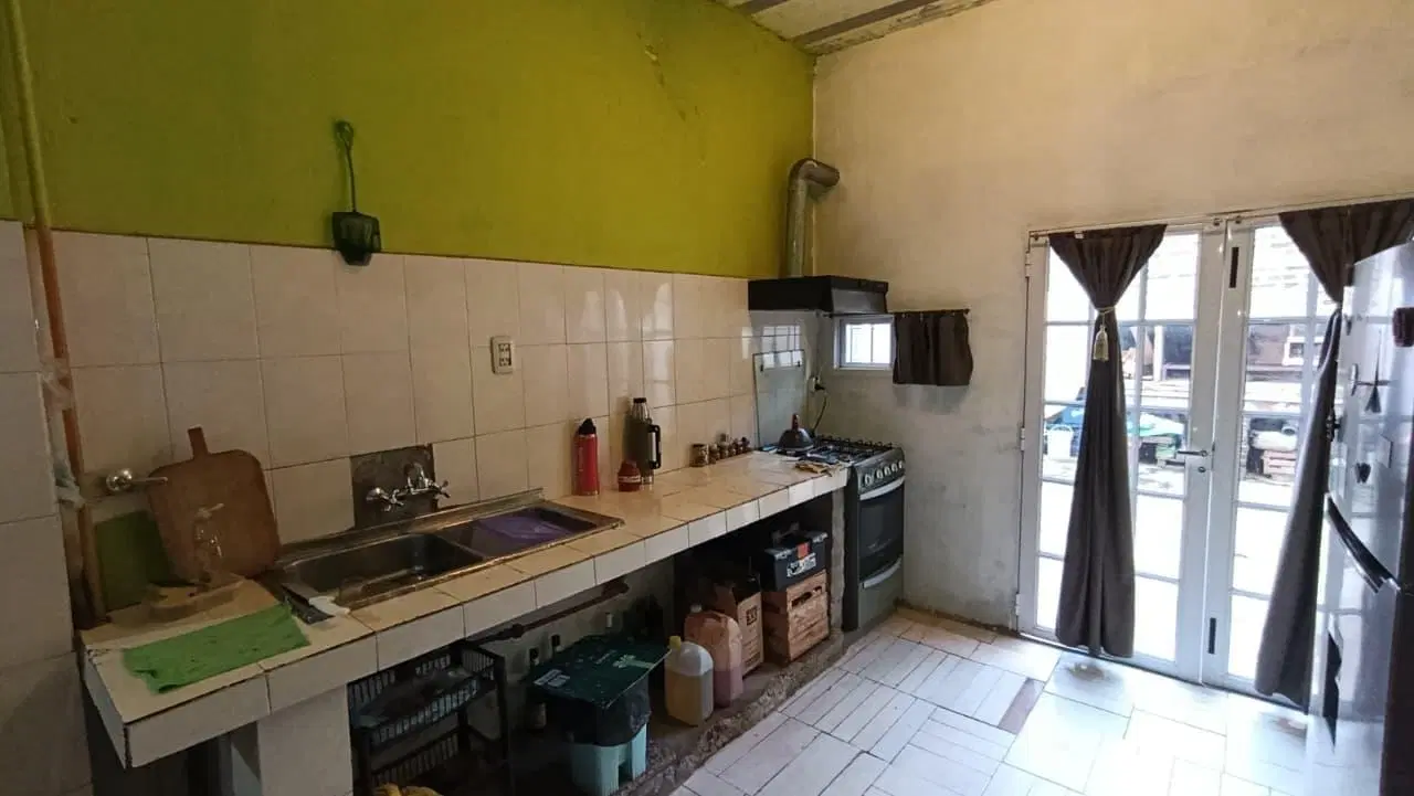 CASA 2 DORMITORIOS CON PATIO Y COCHERA - VGG 3