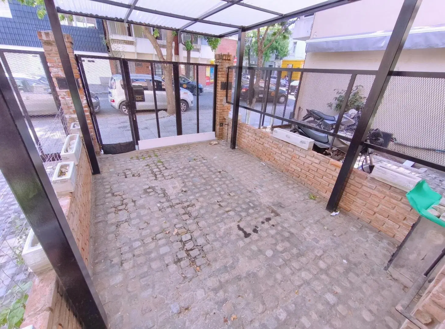 VENTA CASA PH. AL FRENTE 2 DORMITORIOS, PATIO, TERRAZA, COCHERA EN LOURDES 5