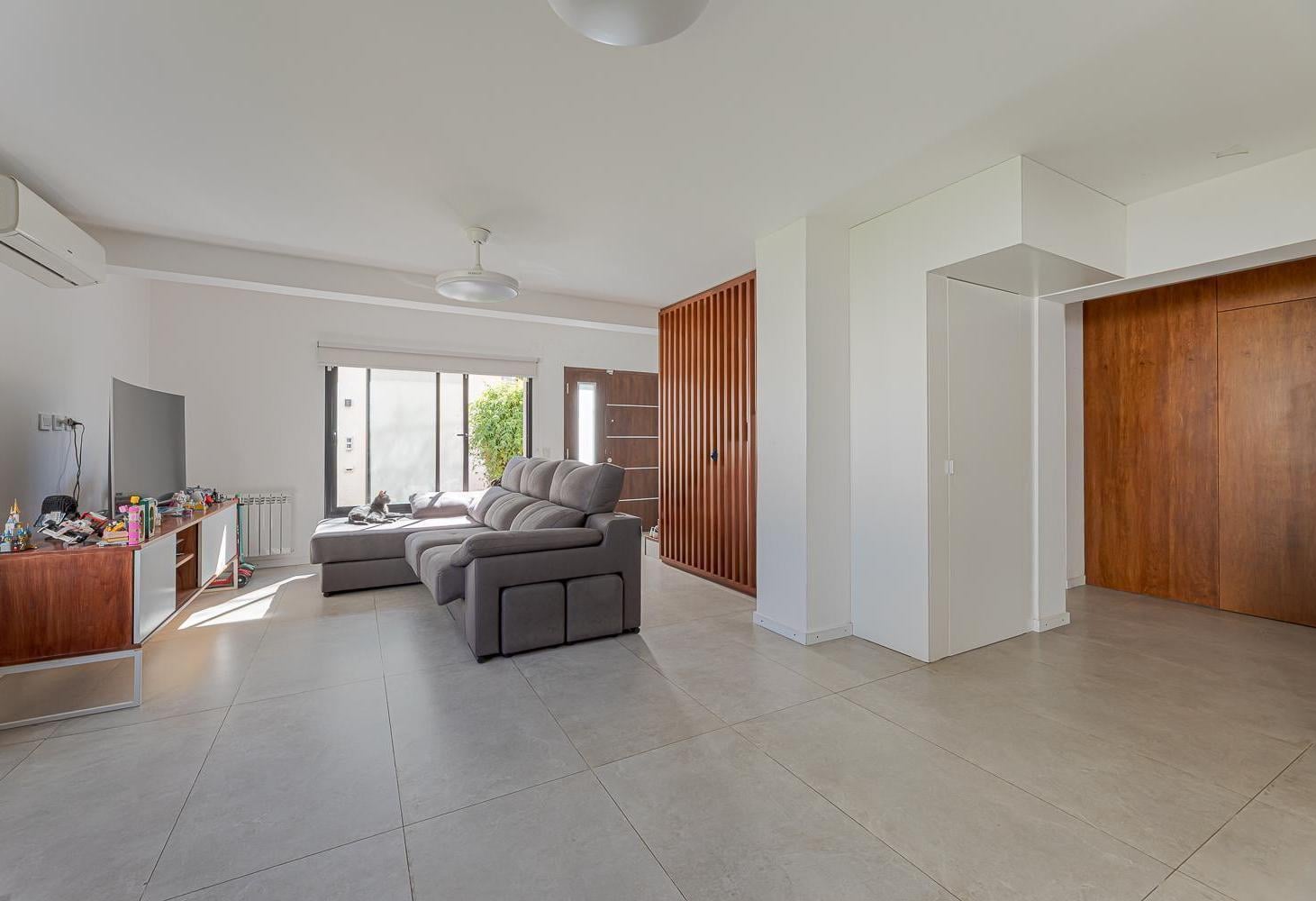 Foto de VENTA CASA FISHERTON 3 DORMITORIOS COCHERA DOBLE PATIO VERDE Y PILETA, imagen 1