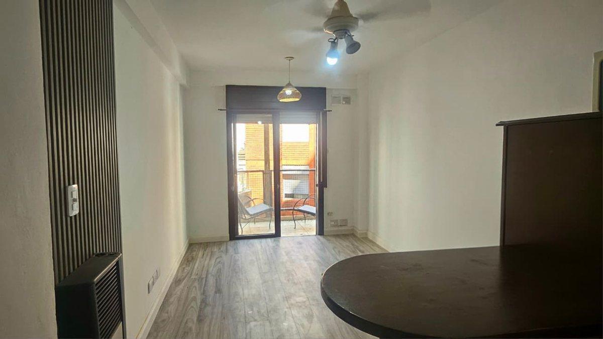 Foto de VENTA DEPARTAMENTO SEMI PISO 1 DORMITORIO CON BALCÓN, imagen 2