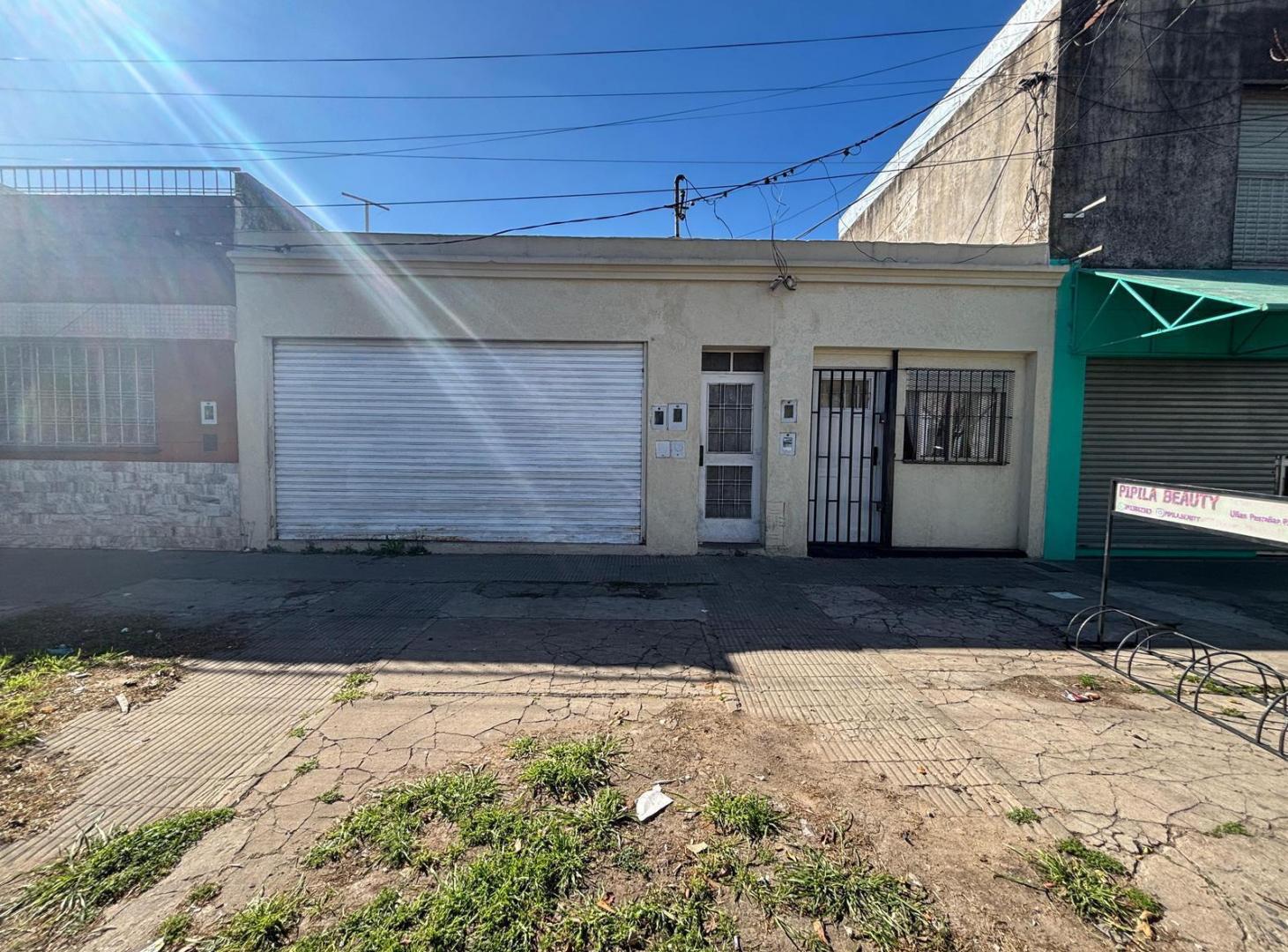 Complejo de 7 departamentos   2 locales comerciales   terreno al fondo en barrio Acindar, Rosario