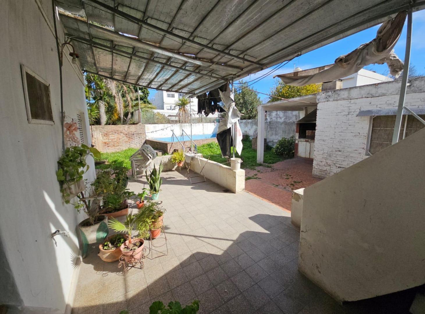 Foto de VENTA CASA INTERNA DE DOS DORMITORIOS COCHERA Y PATIO VERDE CON PILETA, imagen 4