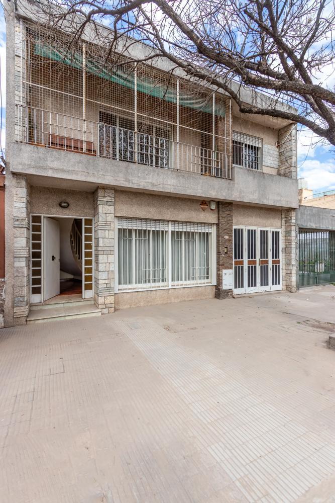 Foto de CASA VENTA LAPRIDA 3200 JARDIN PILETA, imagen 3