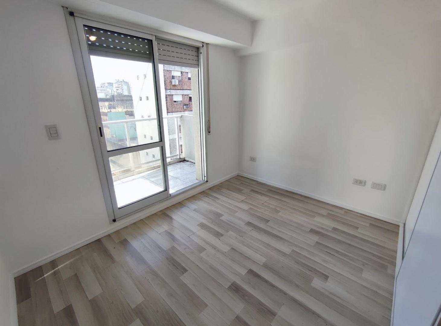 Foto de Alquiler departamento 1 dormitorio, en el centro, con balcón al frente., imagen 2